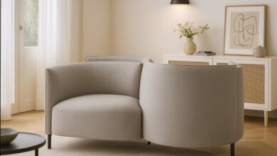 Confident ist ein kleines Sofa oder eine Sitzbank fuer zwei Personen