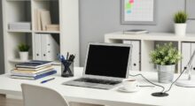 Schreibtisch organisieren: Bewährte Tipps für mehr Ordnung