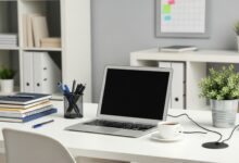 Schreibtisch organisieren: Bewährte Tipps für mehr Ordnung