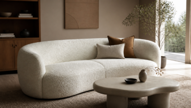 Abgerundetes Sofa in einem modernen Wohnzimmer [Bildinhalt mit KI erstellt]