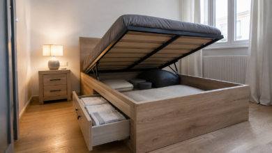 Stauraumbett mit geöffneter Schublade und hochgeklappter Liegefläche [Bildinhalt mit KI erstellt]