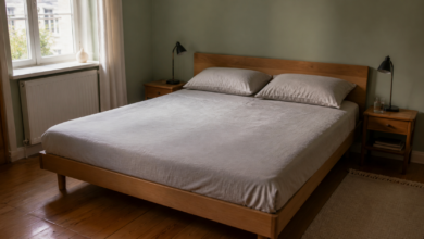 Realistisches Doppelbett mit zwei Kopfkissen und beidseitigen Laufwegen [Bildinhalt mit KI erstellt]