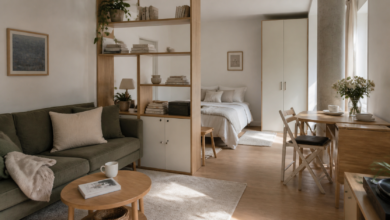 Einzimmerwohnung mit klar getrennten Wohn- und Schlafbereichen [Bildinhalt mit KI erstellt]