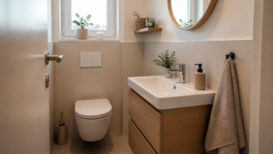 Aufgeräumtes kleines Gäste-WC mit geschlossenem Stauraum [Bildinhalt mit KI erstellt]
