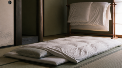 Dünner Shikibuton auf Tatami mit gelüftetem Futon im Hintergrund [Bildinhalt mit KI erstellt]