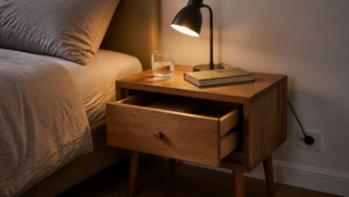 Nachttisch aus Holz mit Schublade, Leselampe, Buch und Wasserglas [Bildinhalt mit KI erstellt]