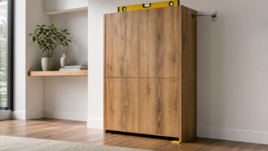 Kippelnden Schrank ausrichten und an der Wand sichern [Bildinhalt mit KI erstellt]