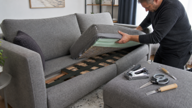 Durchgesessenes Sofa mit neuem Polster und Gurten reparieren [Bildinhalt mit KI erstellt]