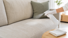 Sofa imprägnieren in einem modernen Wohnzimmer [Bildinhalt mit KI erstellt]