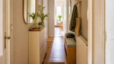Schmaler Flur mit flachem Schuhschrank, Sitzbank und Wandhaken [Bildinhalt mit KI erstellt]