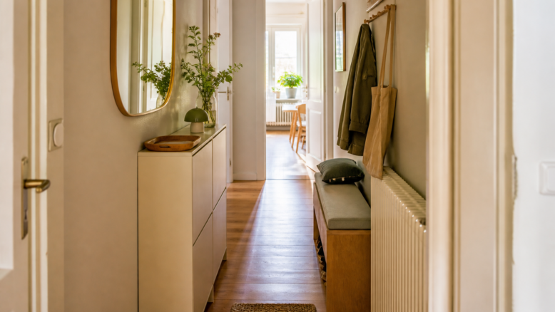 Schmaler Flur mit flachem Schuhschrank, Sitzbank und Wandhaken [Bildinhalt mit KI erstellt]