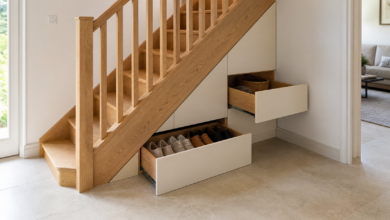 Geschlossener Einbauschrank mit Auszügen unter einer Holztreppe [Bildinhalt mit KI erstellt]