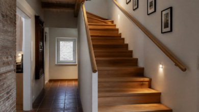 Modernes Treppenhaus mit klar sichtbaren Holzstufen, Handlauf und Wandbeleuchtung [Bildinhalt mit KI erstellt]